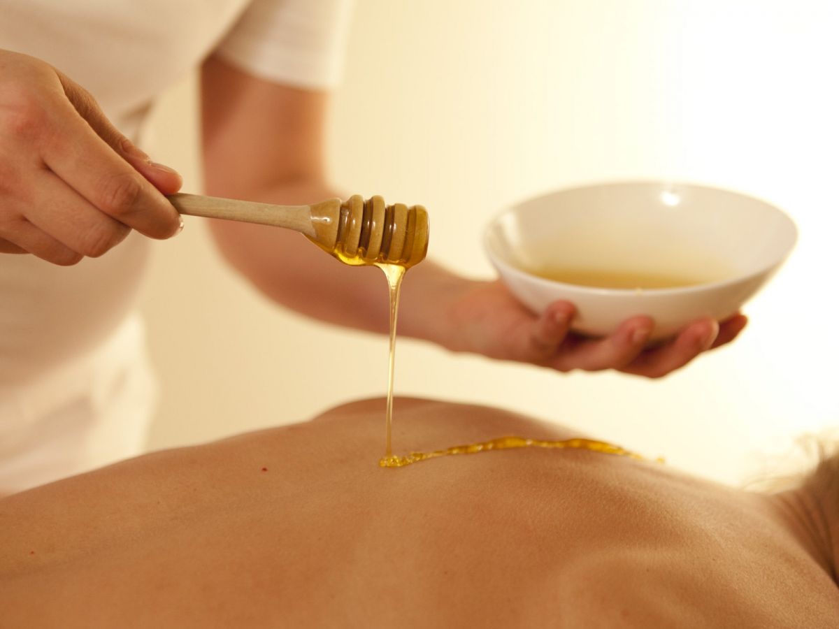 Medová masáž v kultuře o péči o tělo má svojí nenahraditelnou roli již několik tisíciletí.